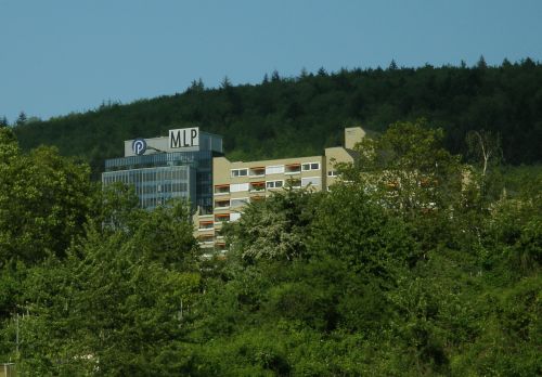 Blick aus der Rheinebene auf dieselben Häuser